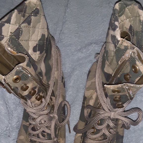 Boots - Picture 4 of 12